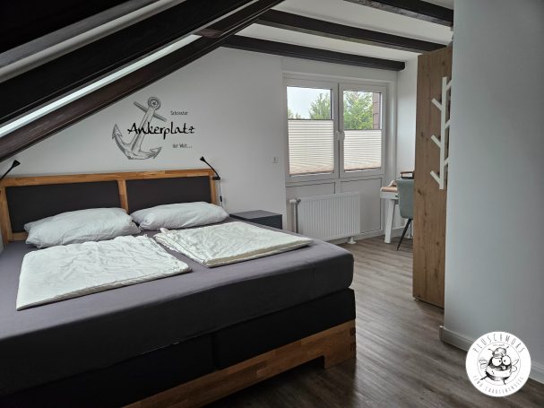 großzügiges Bett mit Dachfenster für den Sternenhimmel
